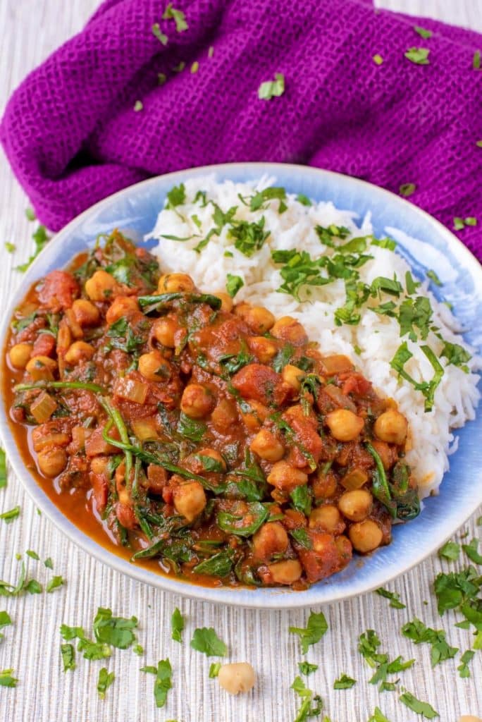 10 Minute Chickpea and Spinach Curry - quick, easy and full of flavour.